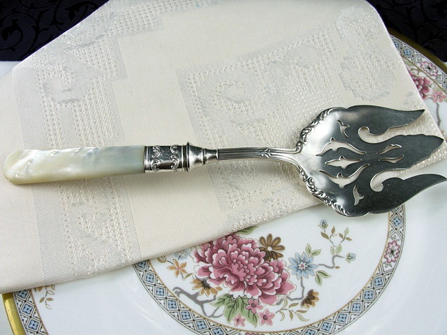 VICTORIAN MOTHER of PEARL HANDLED SILVER SERVING PIECE ORNATE DESIGN OPENWORK