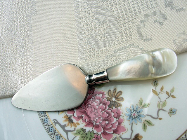 VICTORIAN SMALL SILVER PASTRY or CHEESE  SERVER MOTHER of PEARL HANDLE
