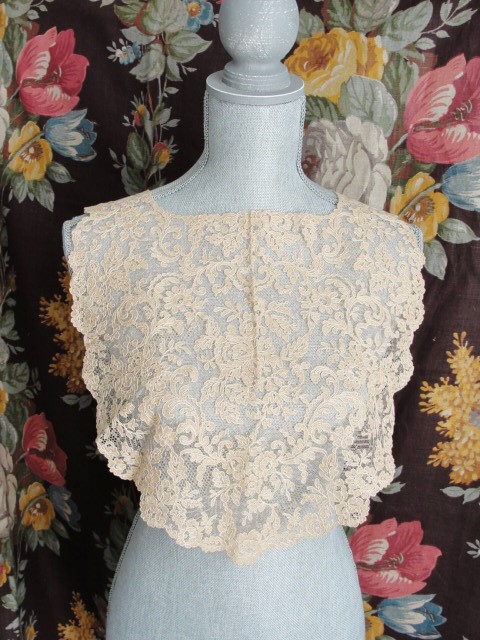 Antique Intricate LACE COLLAR     Off White Lace    Square Shape Very Delicate Lace    Vintage Lace Collar