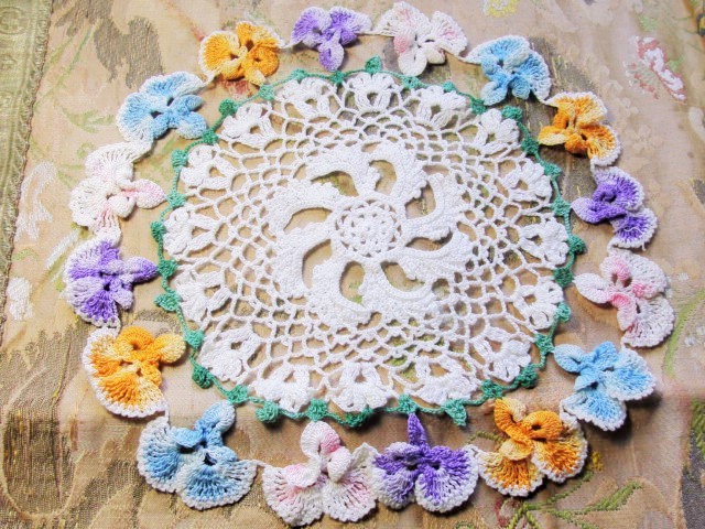 Vintage 1940s PRETTY Figural Flowers Hand Crocheted Lace Doily Centerpiece Table Topper Decorative Shabby Chic Romantic Cottage Decor