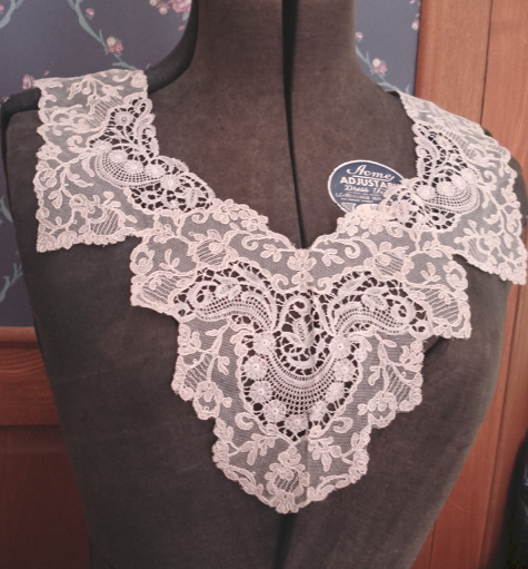 ANTIQUE FRENCH LACE COLLAR DELICATE PATTERN