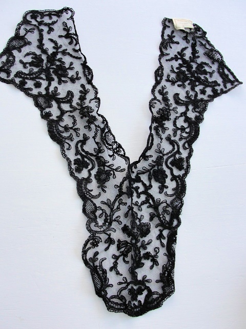 BEAUTIFUL ANTIQUE BLACK LACE LONG COLLAR NEVER USED