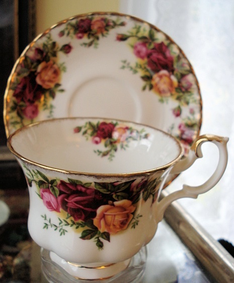 LUSH TEACUP AND SAUCER OLD COUNTRY ROSES ROYAL ALBERT