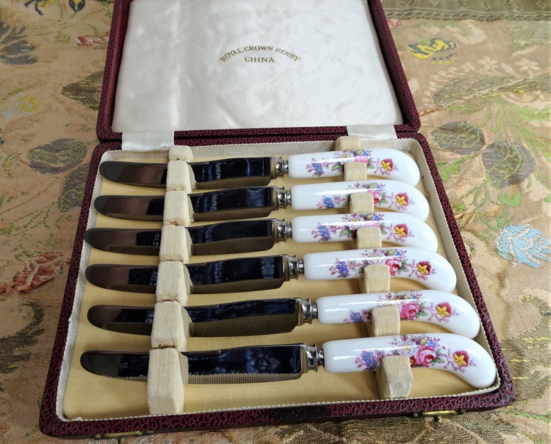 BEAUTIFUL Knife Set,Vintage Royal Crown Derby,Cased Porcelain Handle Knives,Derby Posies Bone China,Bridal Gift,Fine Dining Collectibles