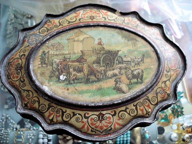 VICTORIAN  ENGLISH BISCUIT TIN  HUNTLEY  PALMERS TIN