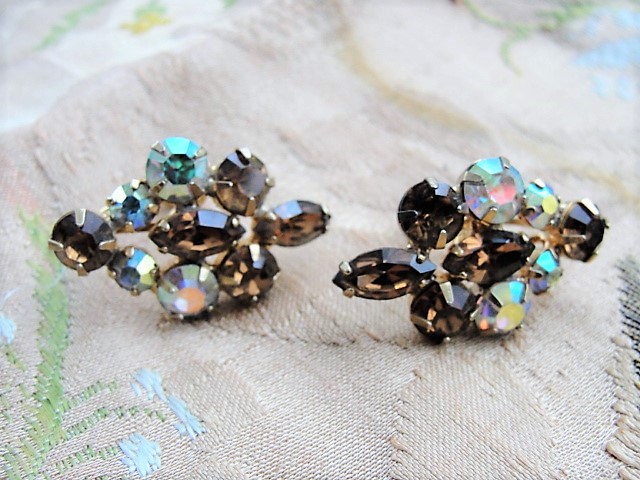 BRILLIANT Topaz Brown Rhinestone Screw Back Earrings With Aurora Borealis Stones Julianna Vintage Costume Jewelry