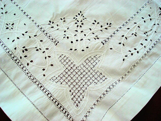 ANTIQUE WHITEWORK TABLECLOTH LOVELY  DRAWNTHREAD WORK